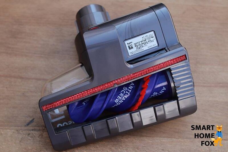 щетка для шерсти животных лежит на полу